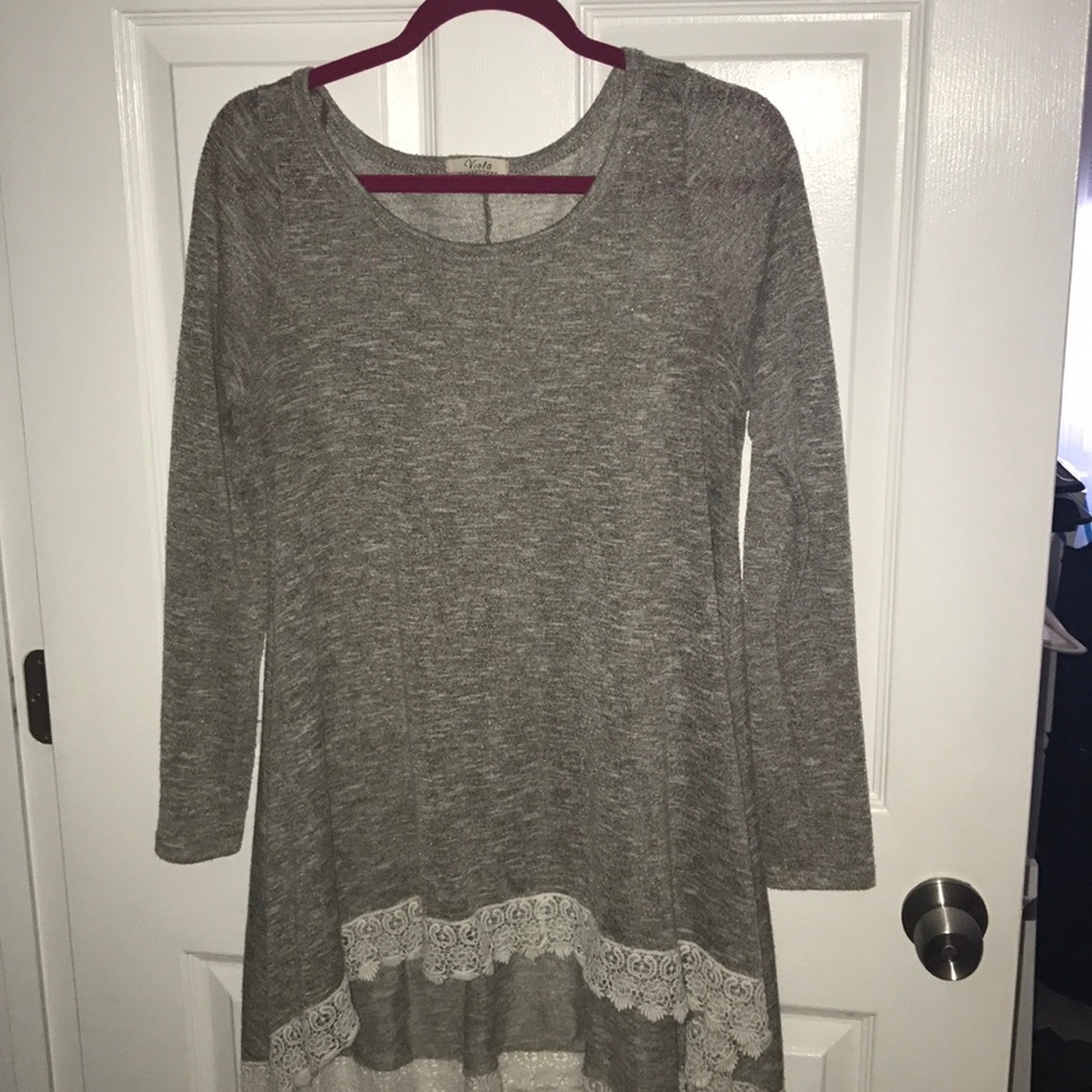 Super cute brown heather hi/low top with lace